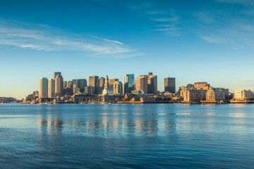 Obraz premium USA, Massachusetts, Boston. City skyline from Boston Harbor at dawn.
