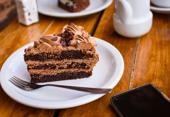 Porción de torta de mouse de chocolate servida en plato