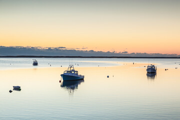 Naklejka premium USA, Massachusetts, Cape Cod, Chatham. Chatham Harbor at dawn.