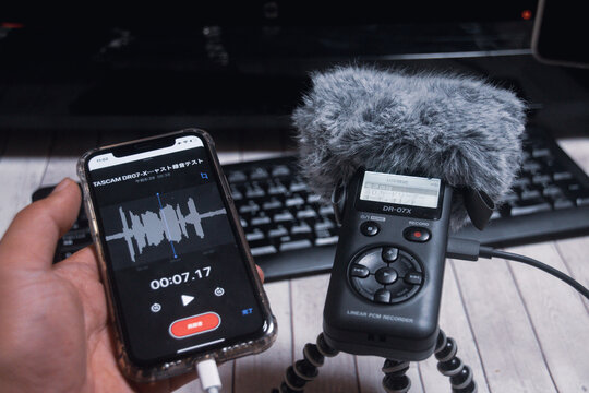 高音質で音声収録可能なTASCAM DR-07XとiPhoneボイスメモで録音。リニアPCMレコーダーとスマートフォンでポッドキャスト配信。2020年4月撮影/日本