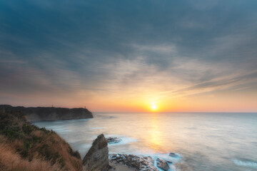岬の灯台と朝日