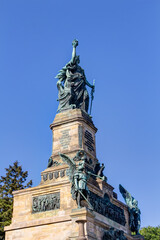 Fototapeta premium Niederwalddenkmal im Landschaftspark Niederwald oberhalb der Stadt Rüdesheim am Rhein