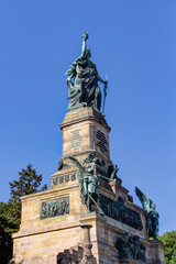 Obraz premium Niederwalddenkmal im Landschaftspark Niederwald oberhalb der Stadt Rüdesheim am Rhein