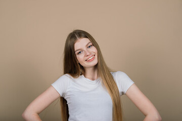 Obraz premium Emotional portrait of surprised woman. Amazement emotion. Studio isolated shooting.