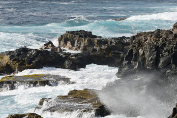 Oleaje en costa rocosa