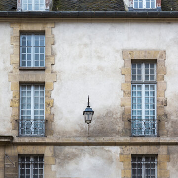 France, Ile-de-France, Paris, Paned windows of old apartment building