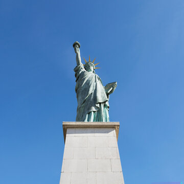 France, Ile-de-France, Paris, Replica of Statue of Liberty standing against clear blue sky