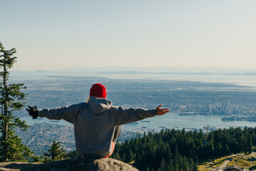 Obraz premium tourist on Grouse Mountain with Downtown city. North Vancouver, BC, Canada.