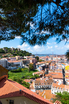 Portugal, Lisbon, Miradouro da Graca, Old town with So Jorge Castle in distance
