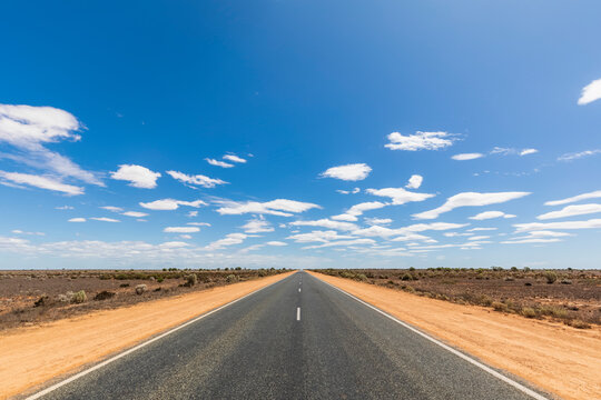 Australia, South Australia, Nullarbor Plain, Eyre Highway in desert