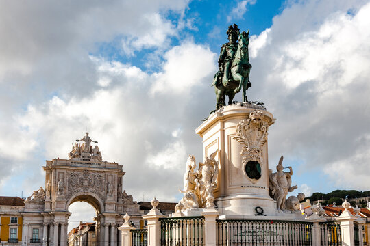 Portugal, Lisbon, Equestrian statue of King Jos I and Arco da Rua Augusta at Praa do Comrcio