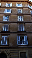 Obraz premium Beautiful black wall with many windows