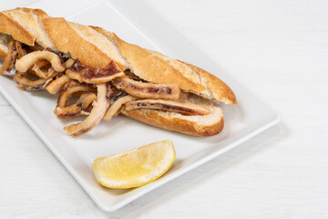 Calamari sandwich with a lemon slice