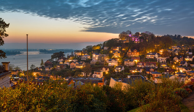 Germany, Hamburg, Blankenese suburban quarter at dusk
