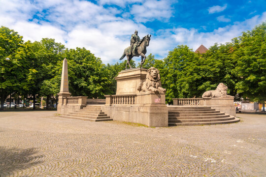Germany, Baden-Wurttemberg, Stuttgart, Equestrian statue of Kaiser Wilhelm I at Karlsplatz