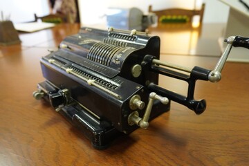 アンティーク機械式計算機（ブラック）/An antique mechanical calculator - black