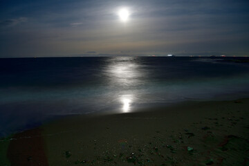 野間灯台と満月