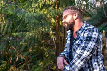 中年白人男性の森林の中でのポートレート