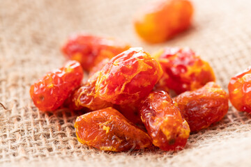 ナチュラルな背景で撮影されたドライトマト