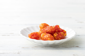 ナチュラルな背景で撮影されたドライトマト