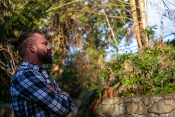 中年白人男性の森林の中でのポートレート