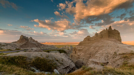 Obraz premium Dramatic summer sunrise in the Badlands National Park in South Dakota.