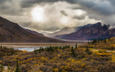 Fototapeta na wymiar dramatic autumn landscape photo of he mountain peaks and valleys inside the Denali National Park in Alaska