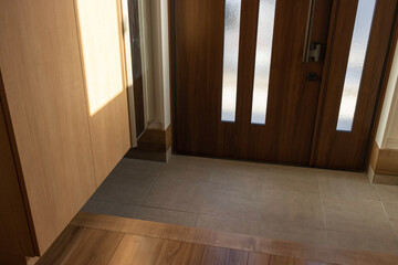 新築住宅の玄関と、日差し