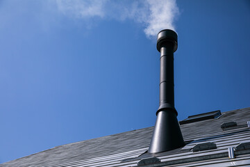 青空に浮かぶ煙のです煙突　japan