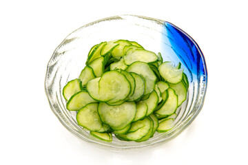 下拵えでキュウリの薄切り