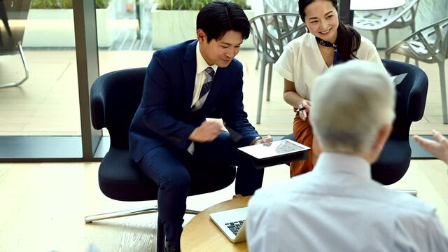 商談中のビジネスマンと顧客の夫婦