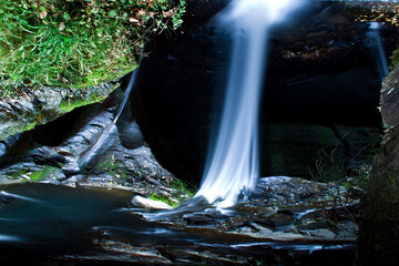 Fototapeta na wymiar tranquil Aberdulais Falls in Wales,UK