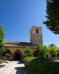 Iglesia de la Asunción del siglo XVI realizada en estilo mudéjar en adobe y piedra