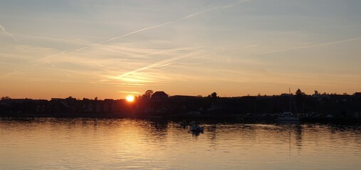 Naklejka premium sunset on the lake