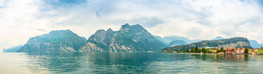 Gardasee Panorama See in Italien Berge Stadt Häuser Garda Burg Landschaft Reisen, Lake Italy...