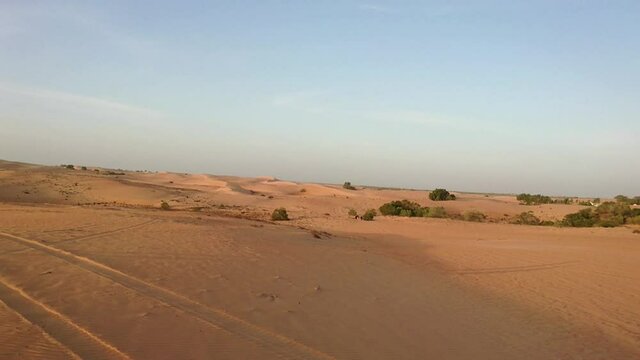 lever de soleil sur le désert de Lompoul au Sénégal.