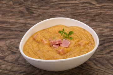 Peas cream soup with smoked ribs