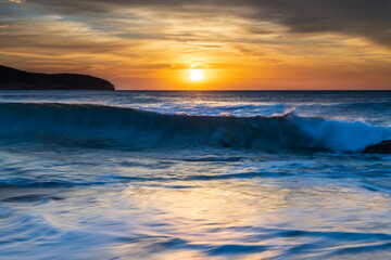 Obraz premium Sunrise at the beach with high cloud