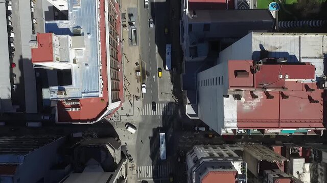 Vuelo sobre calle de Buenos Aires Argentina.