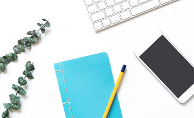 Smartphone and notepad on the white desk.  白いデスクの上のスマホとメモ帳