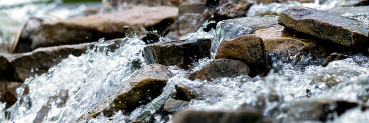 Close up van rivierstroom op stenen