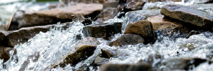 Fotobehang Close up van rivierstroom op stenen © rostovdriver