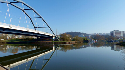 Ostspangenbrücke über der spiegelglatten Saar in Saarbrücken, Deutschland