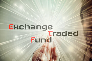 Ein Mann zeigt auf Exchange Traded Fund
