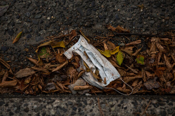 道端に捨てられた使い捨てフェイスマスク