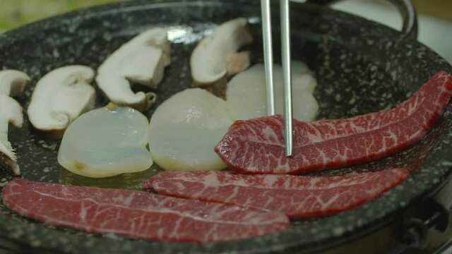 IF-Food-grilling food/sony s-log2/cooking/gourmet food/소고기,키조개,버섯 굽는./미식/요리/한우/牛肉を焼く/Cuisine de b&oelig;uf/cuocere il manzo/Nướng thịt b&ograve;/烤牛肉的/pembakaran daging sapi