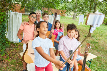 Gruppe Kinder als Musik Band macht ein Selfie