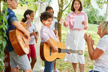 Obraz na płótnie Canvas Kinder beim Talentshow Auftritt mit Gitarren