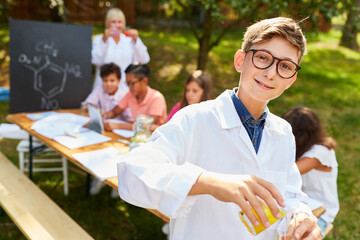 Glücklicher Junge im Nachhilfe Ferienkurs für Chemie