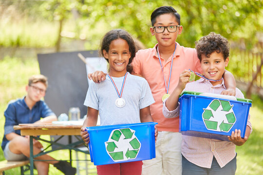 Drei Kinder als ehrenamtliche Umweltschützer